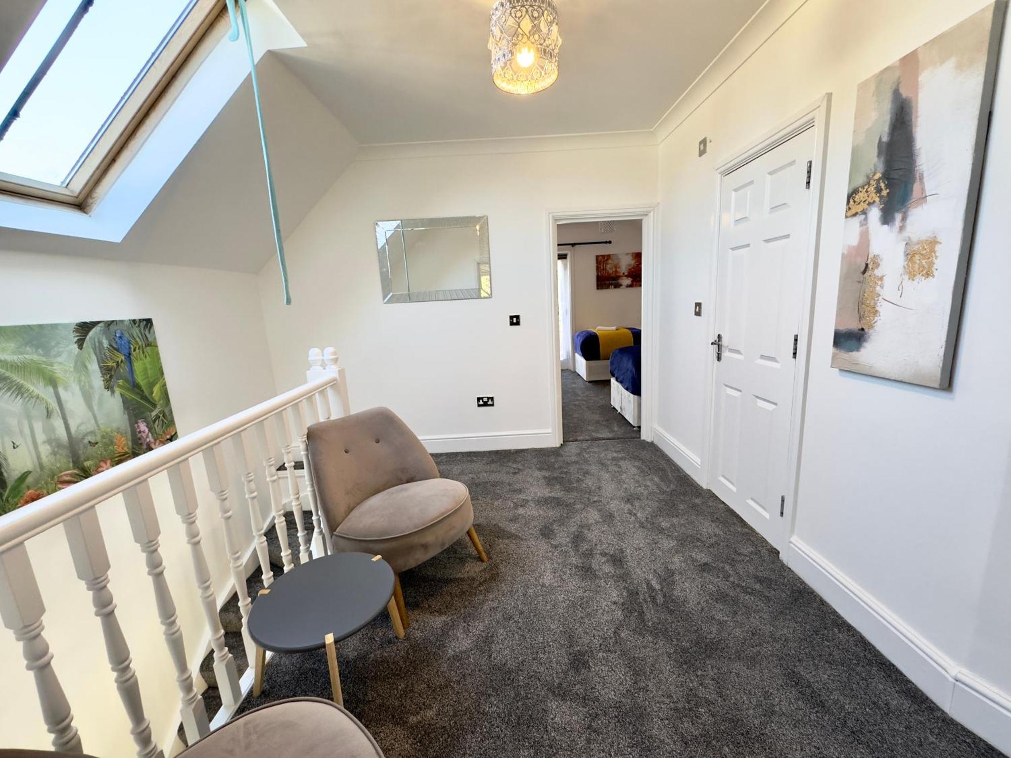 Spacious 3-bed With Garden, Private Parking, Smart Tv's, Fast Wi-fi Ferienhaus