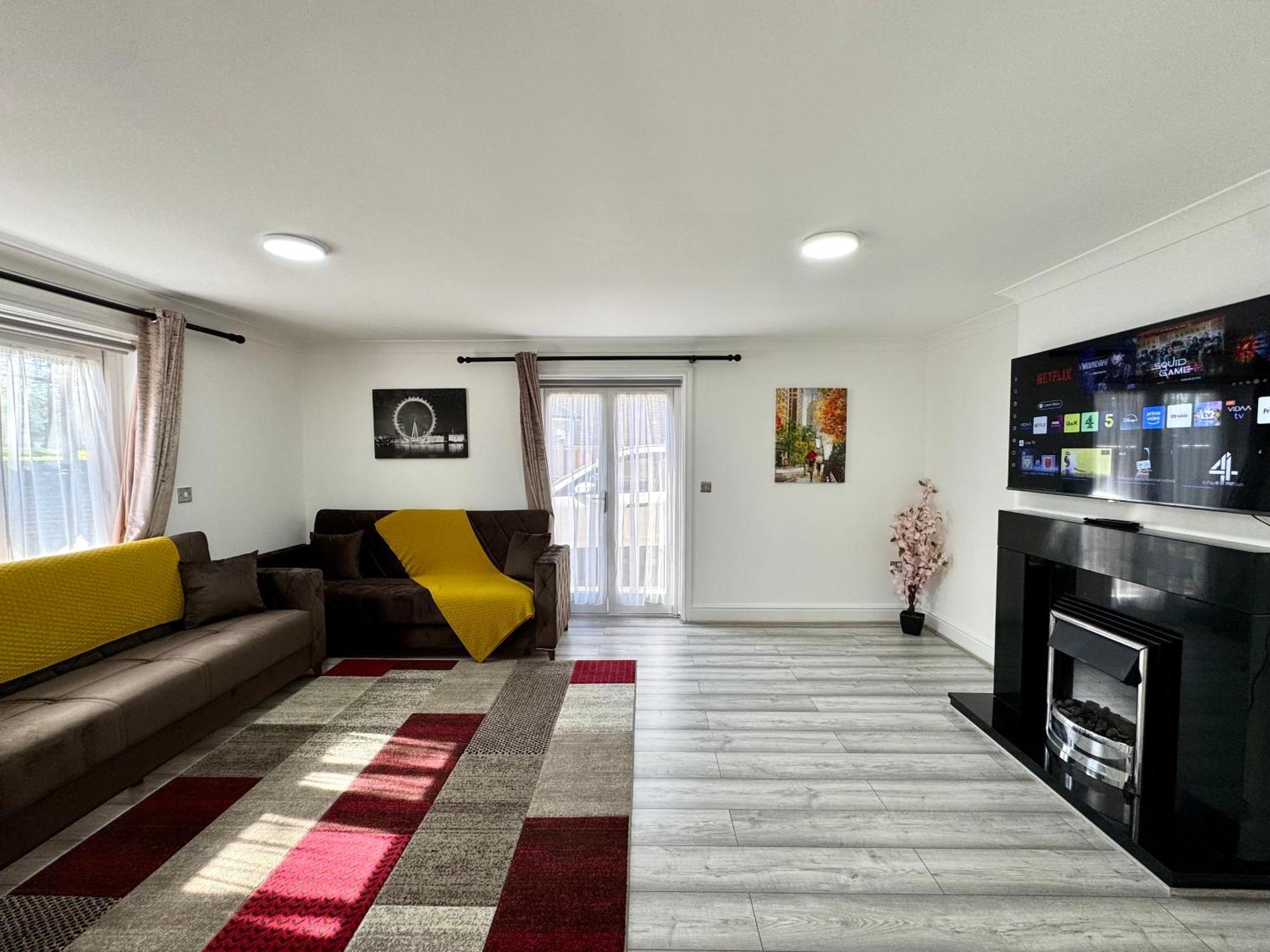 Ferienhaus Spacious 3-bed With Garden, Private Parking, Smart Tv's, Fast Wi-fi