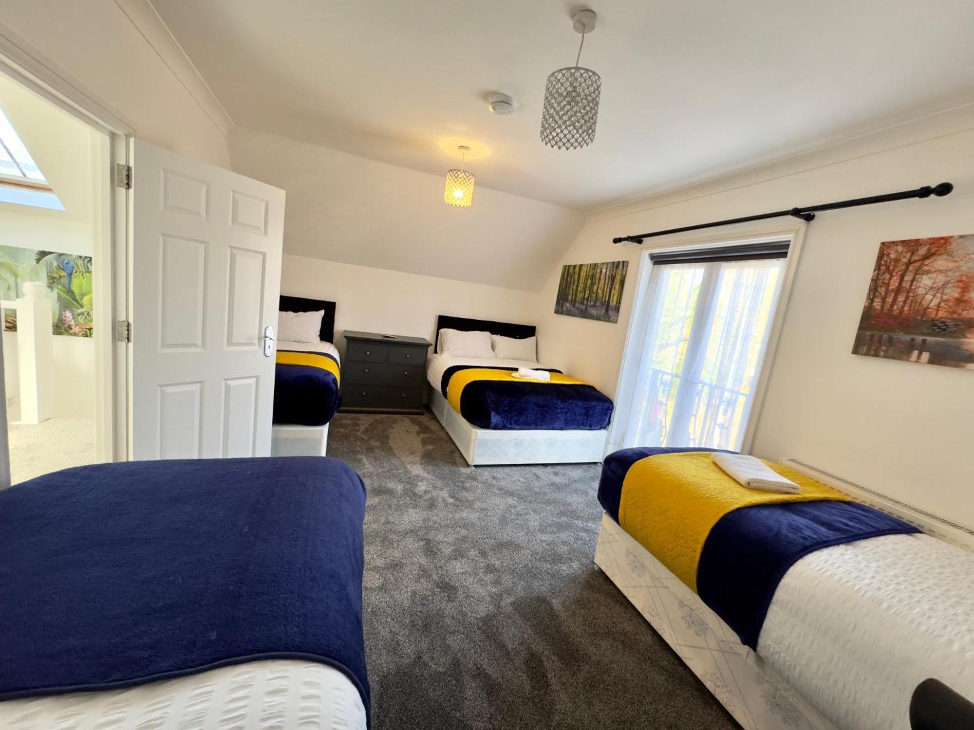 Ferienhaus Spacious 3-bed With Garden, Private Parking, Smart Tv's, Fast Wi-fi *