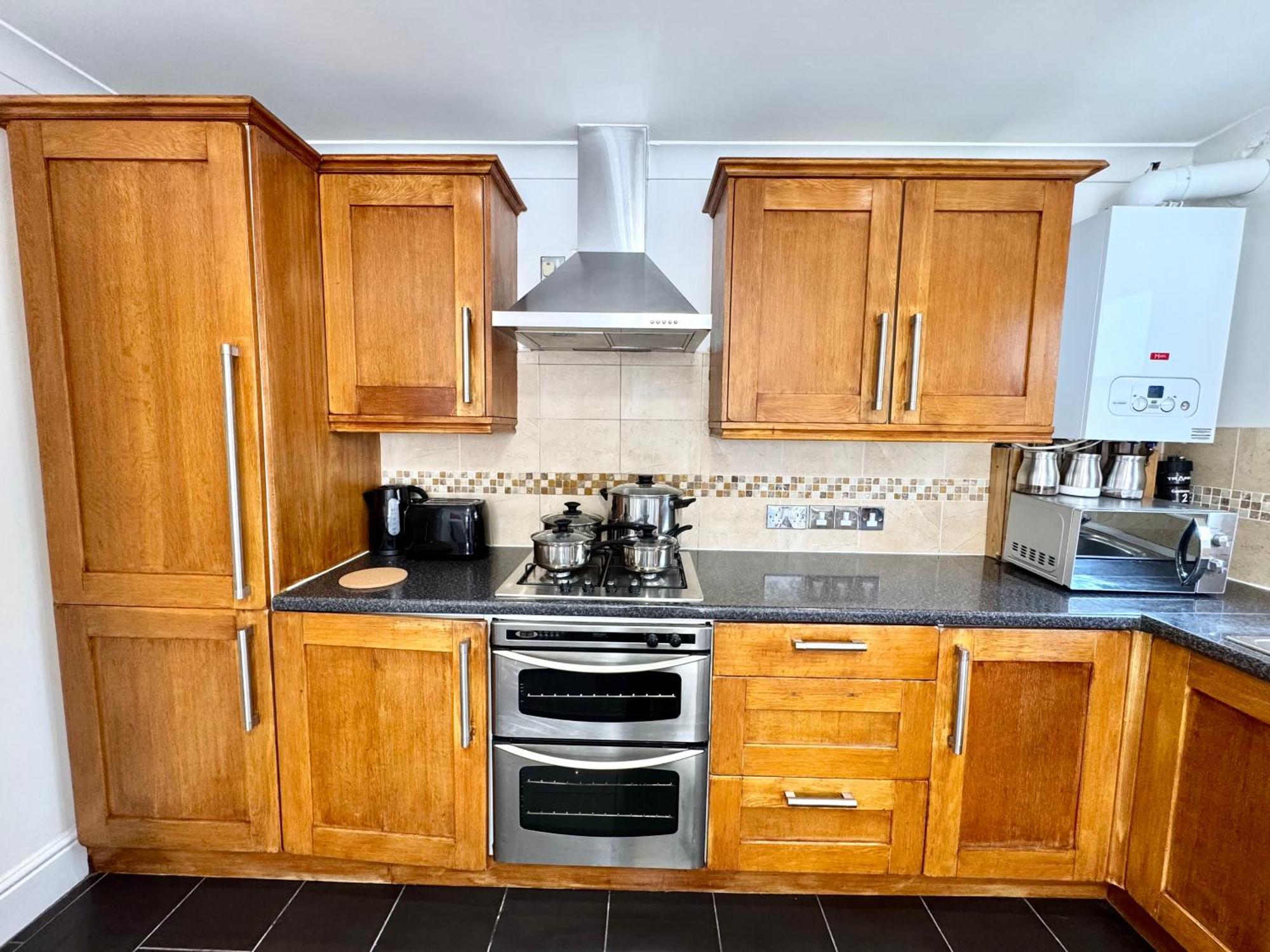 Spacious 3-bed With Garden, Private Parking, Smart Tv's, Fast Wi-fi Ferienhaus