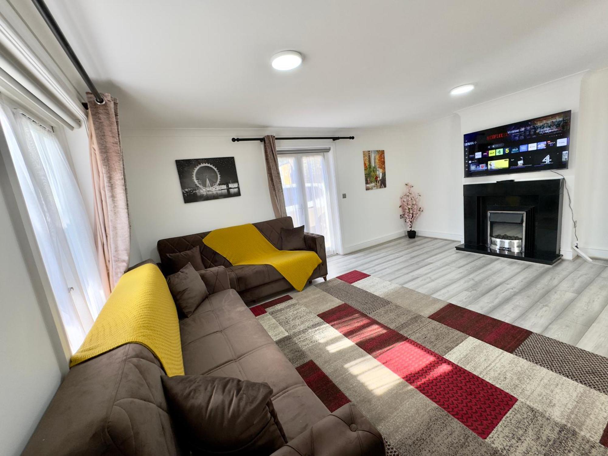 Ferienhaus Spacious 3-bed With Garden, Private Parking, Smart Tv's, Fast Wi-fi