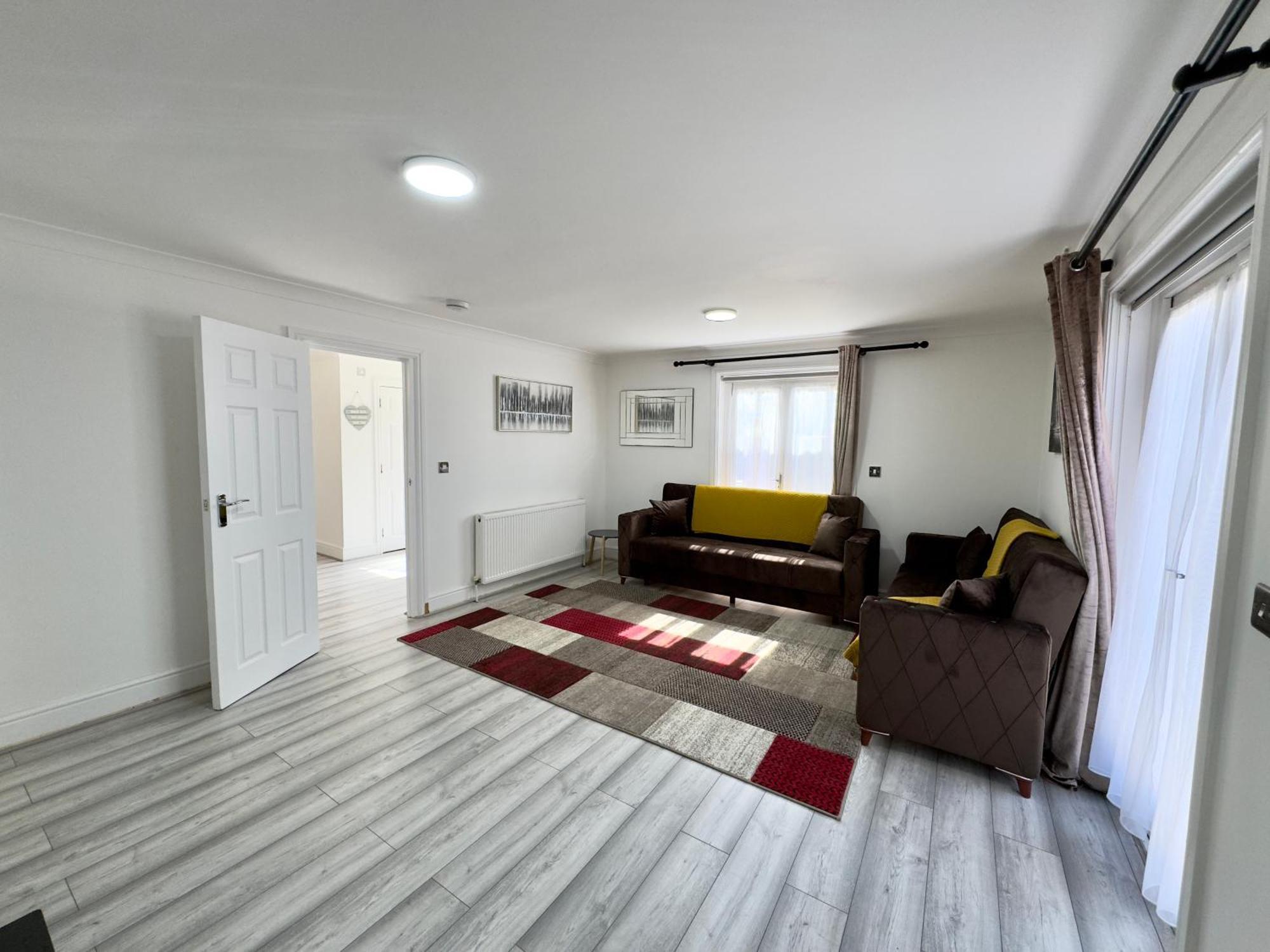 Ferienhaus Spacious 3-bed With Garden, Private Parking, Smart Tv's, Fast Wi-fi *