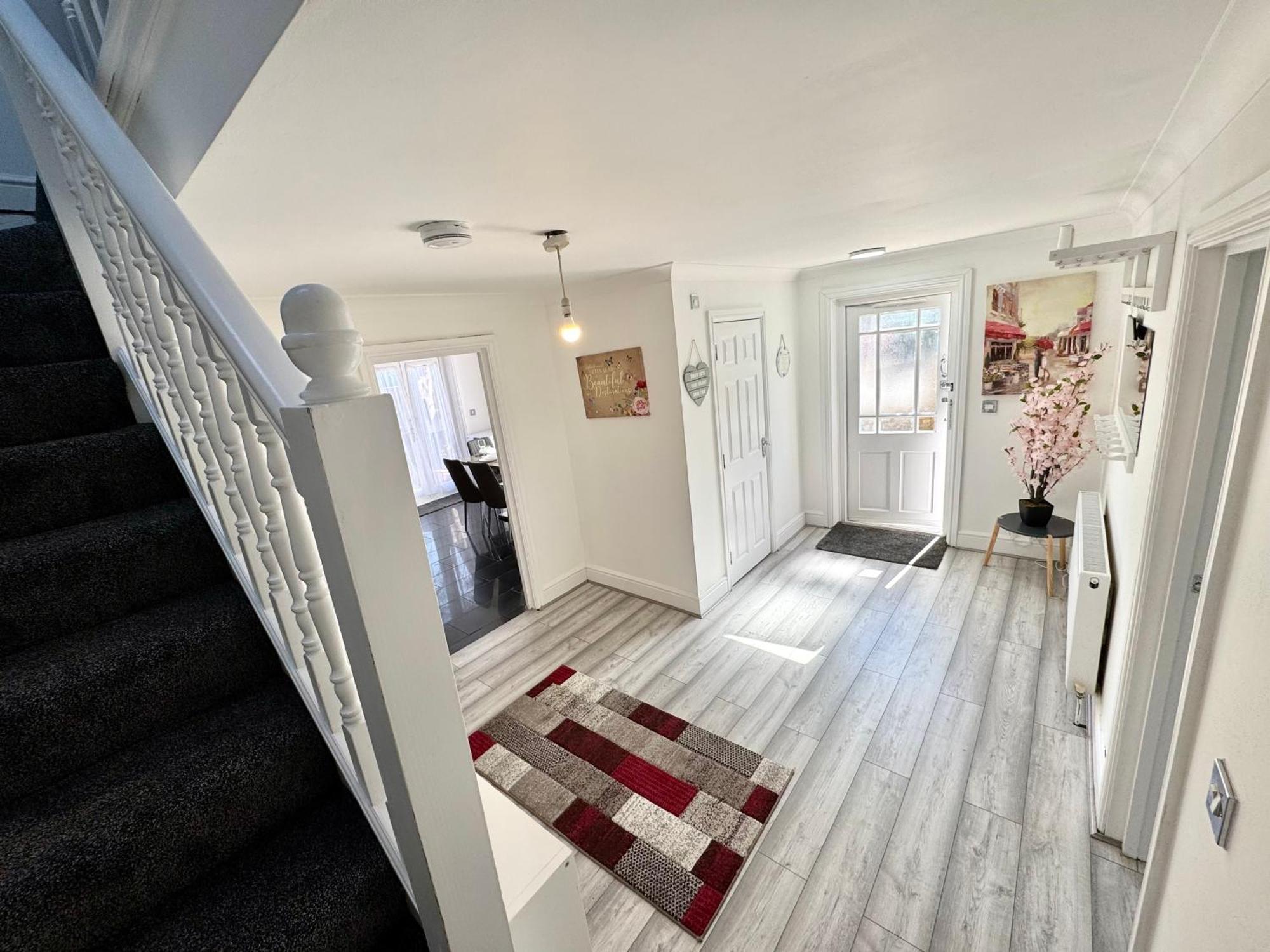 Spacious 3-bed With Garden, Private Parking, Smart Tv's, Fast Wi-fi Ferienhaus London