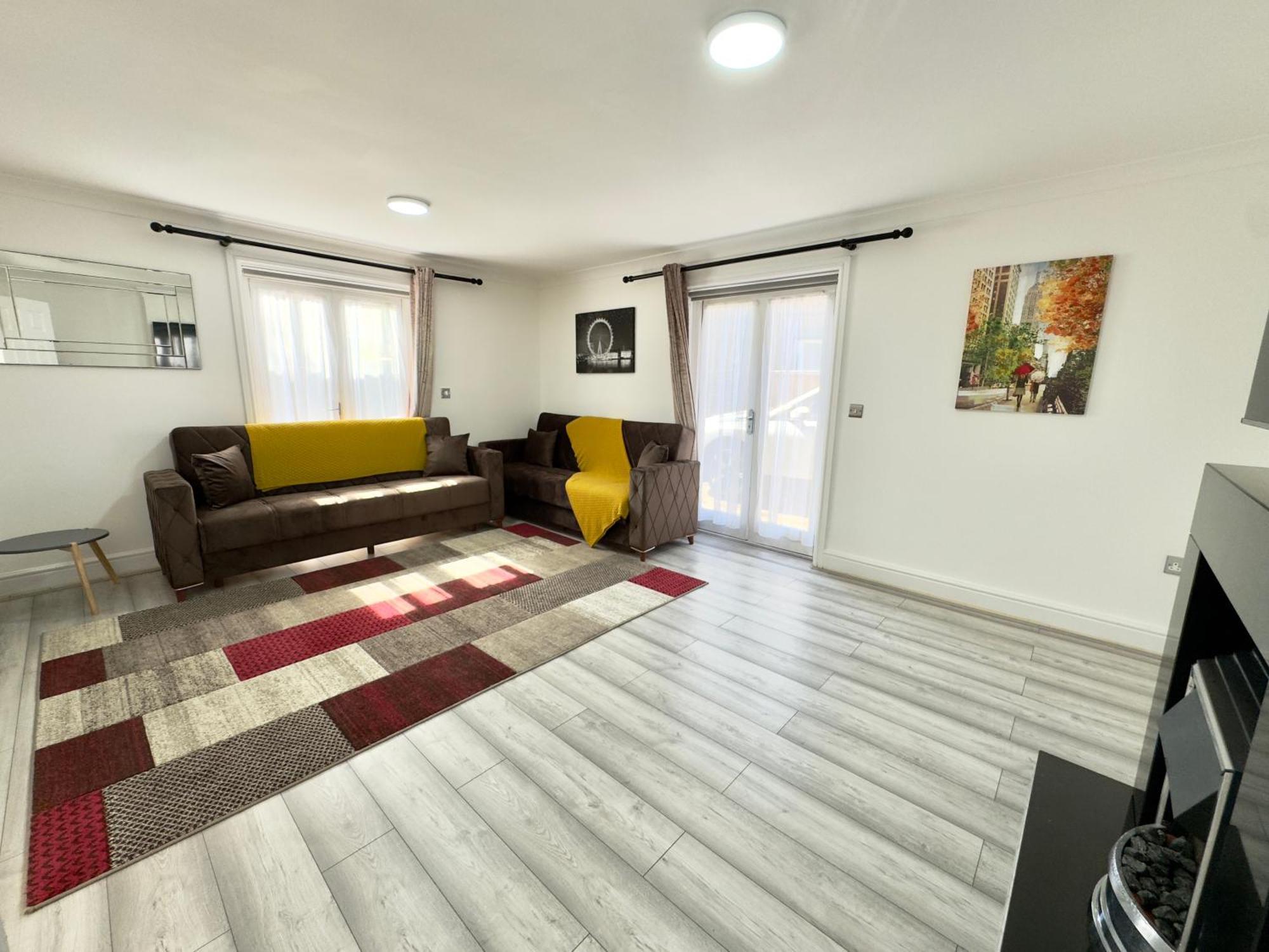 Ferienhaus Spacious 3-bed With Garden, Private Parking, Smart Tv's, Fast Wi-fi