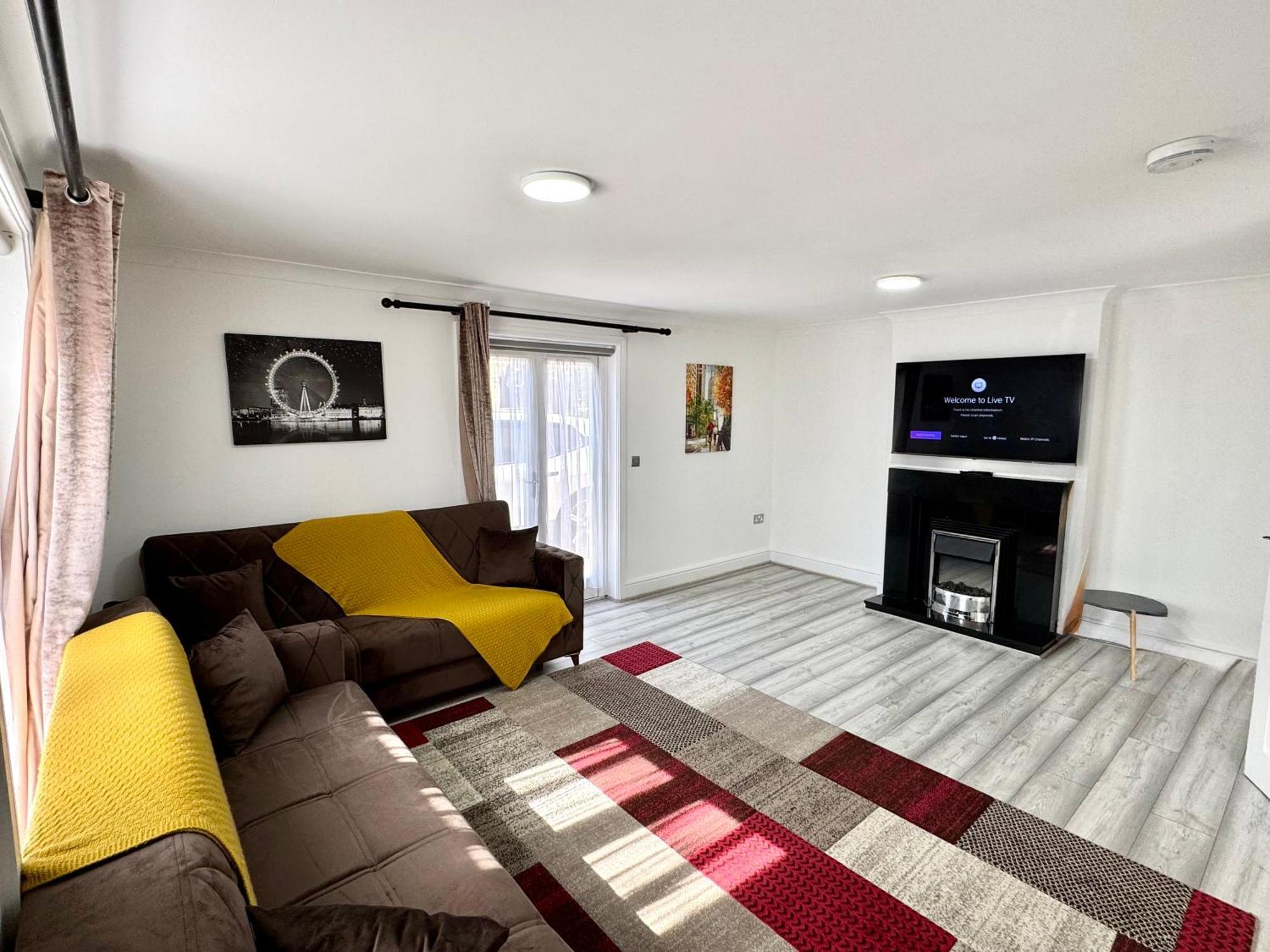 Spacious 3-bed With Garden, Private Parking, Smart Tv's, Fast Wi-fi Ferienhaus *