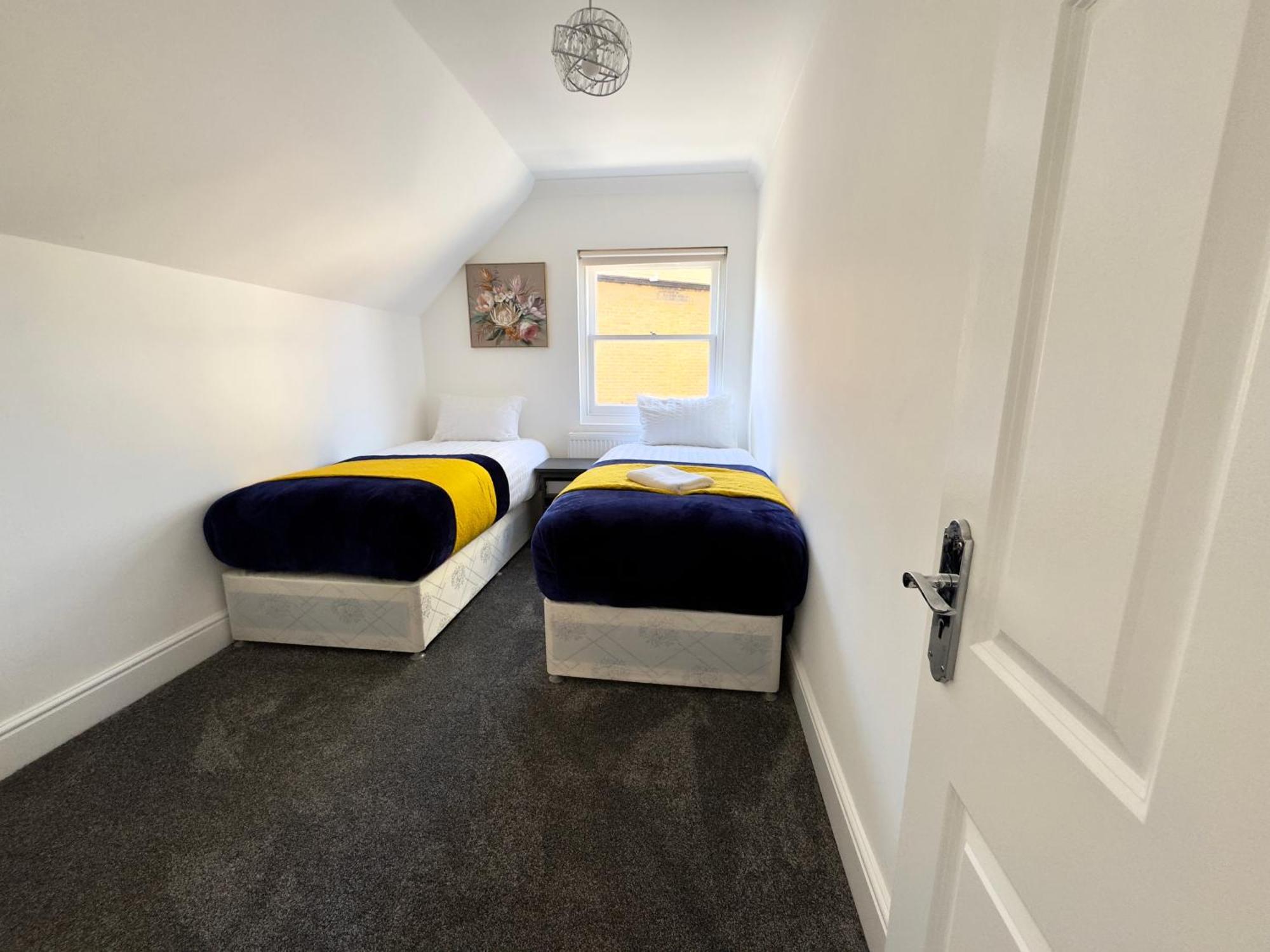 Spacious 3-bed With Garden, Private Parking, Smart Tv's, Fast Wi-fi Ferienhaus