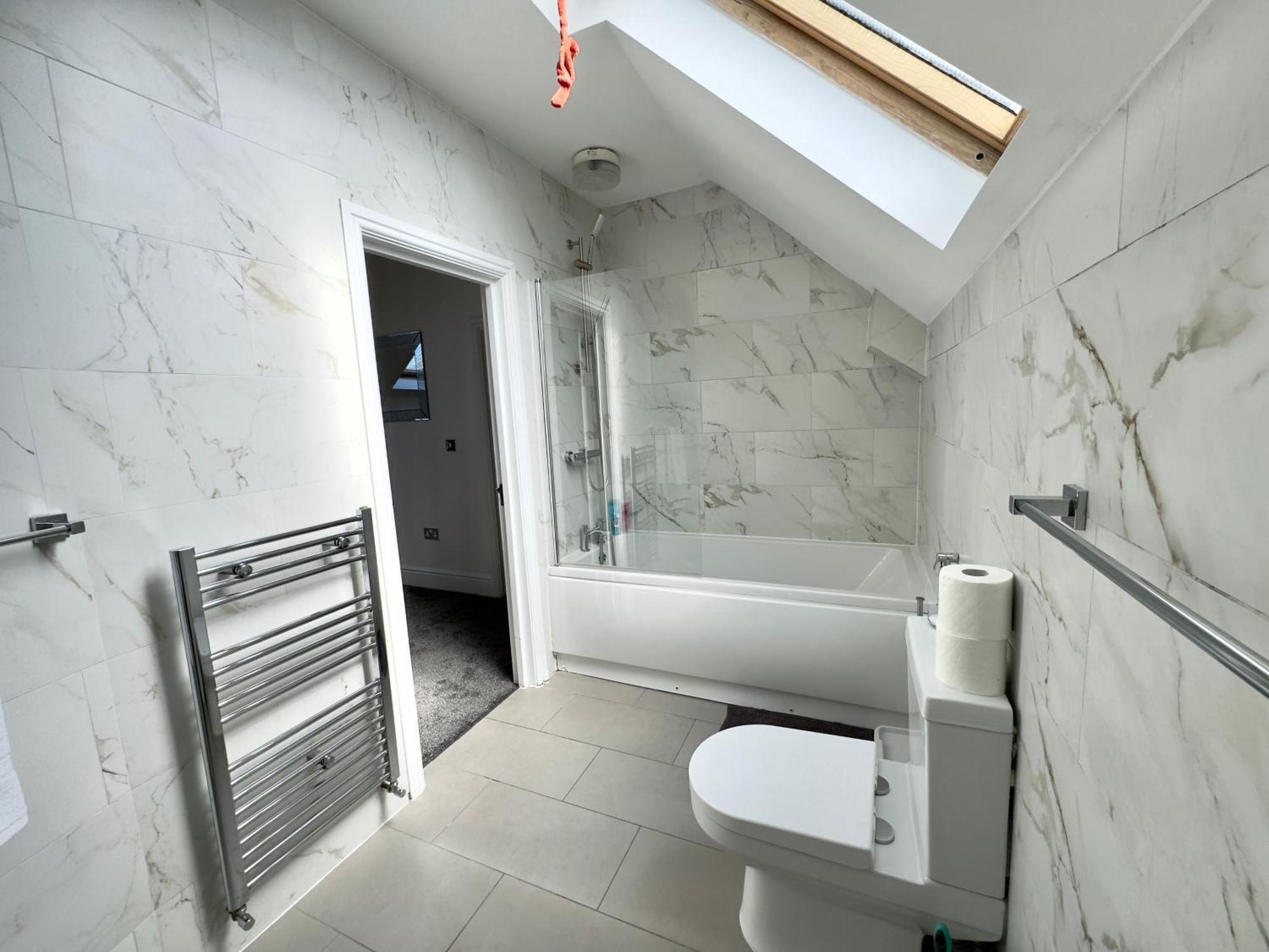 Ferienhaus Spacious 3-bed With Garden, Private Parking, Smart Tv's, Fast Wi-fi