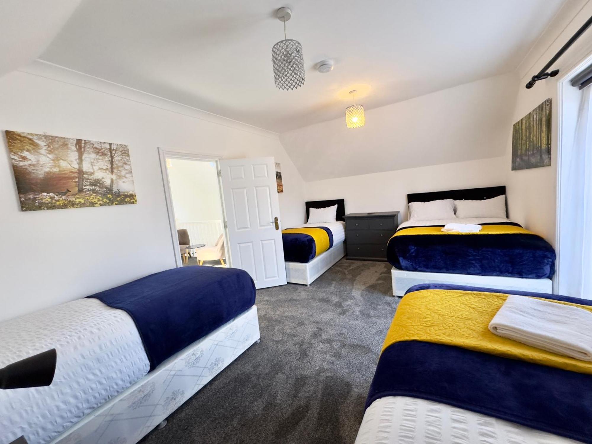 Spacious 3-bed With Garden, Private Parking, Smart Tv's, Fast Wi-fi Ferienhaus *